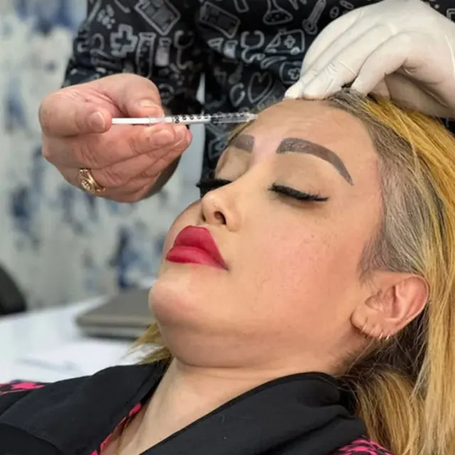 کلینیک پوست مو و زیبایی ماه رو