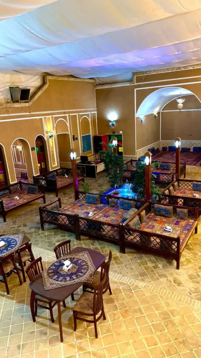 رستوران سنتی طهمورث