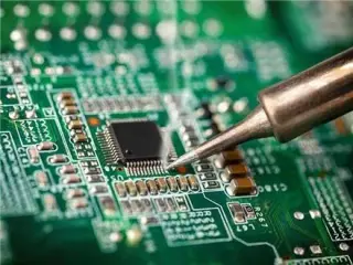 استخدام با آموزش رایگان مونتاژ بردهای الکترونیکی