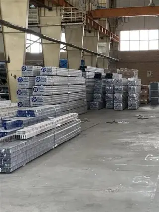 کرکره برقی و تمام مقاطع المینیوم از درب کارخانه