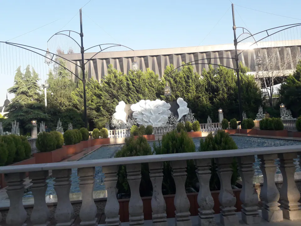 باغ تالار تماشا
