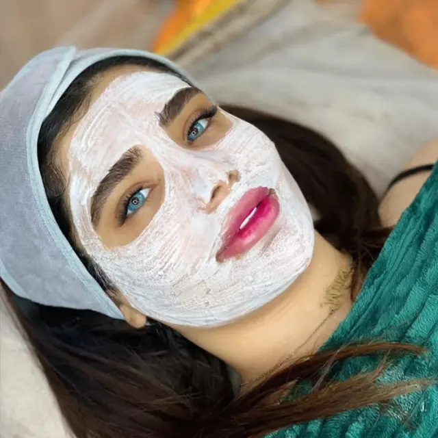 پاکسازی پوست به صورت حرفه ای و تخصصی – خانم سارا حزباویان