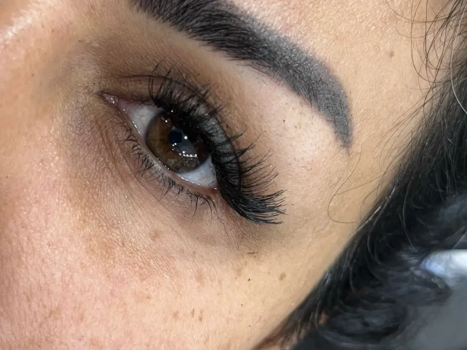 خدمات تخصصی اکستنشن مژه فریبا