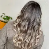 سالن زيبايی تيلا(میکاپ،شینیون،عروس)