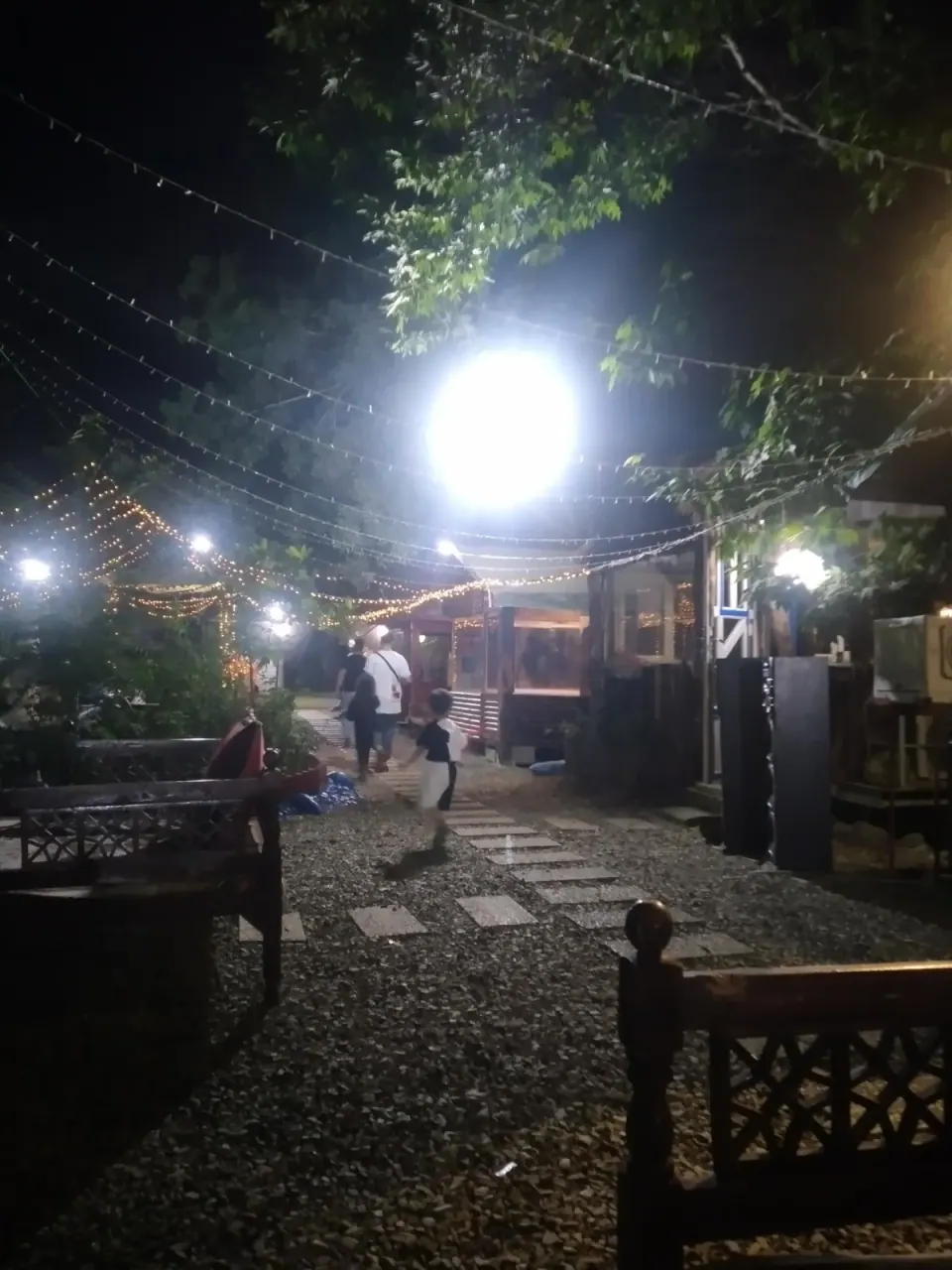 باغچه رستوران برکه