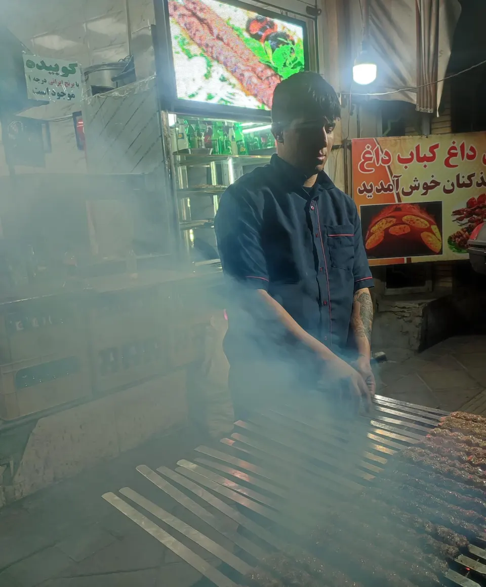 نان داغ کباب وجگر خوشمزه کاغذکنان