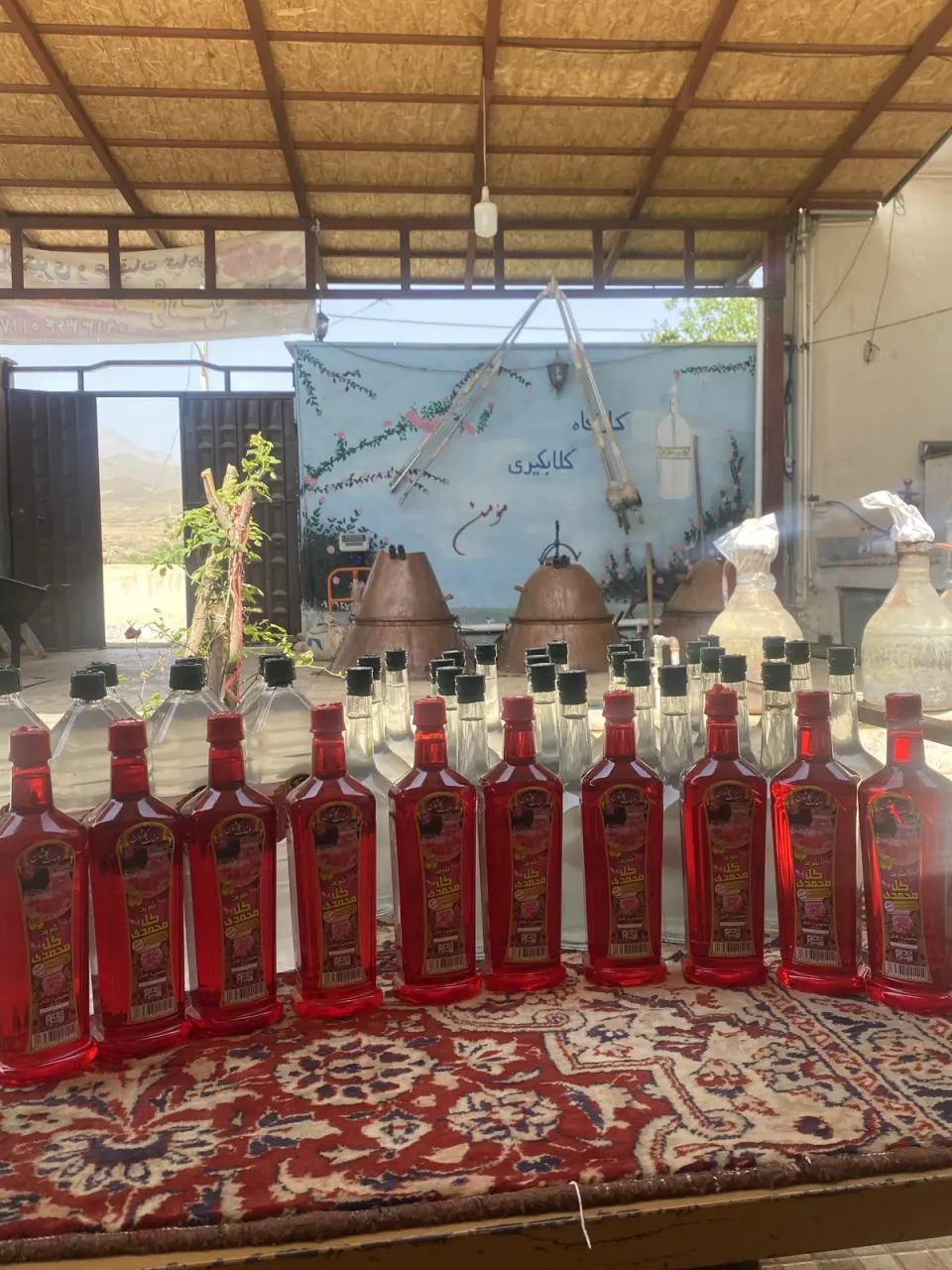 گلاب و عرقیات سنتی قمصر کاشان