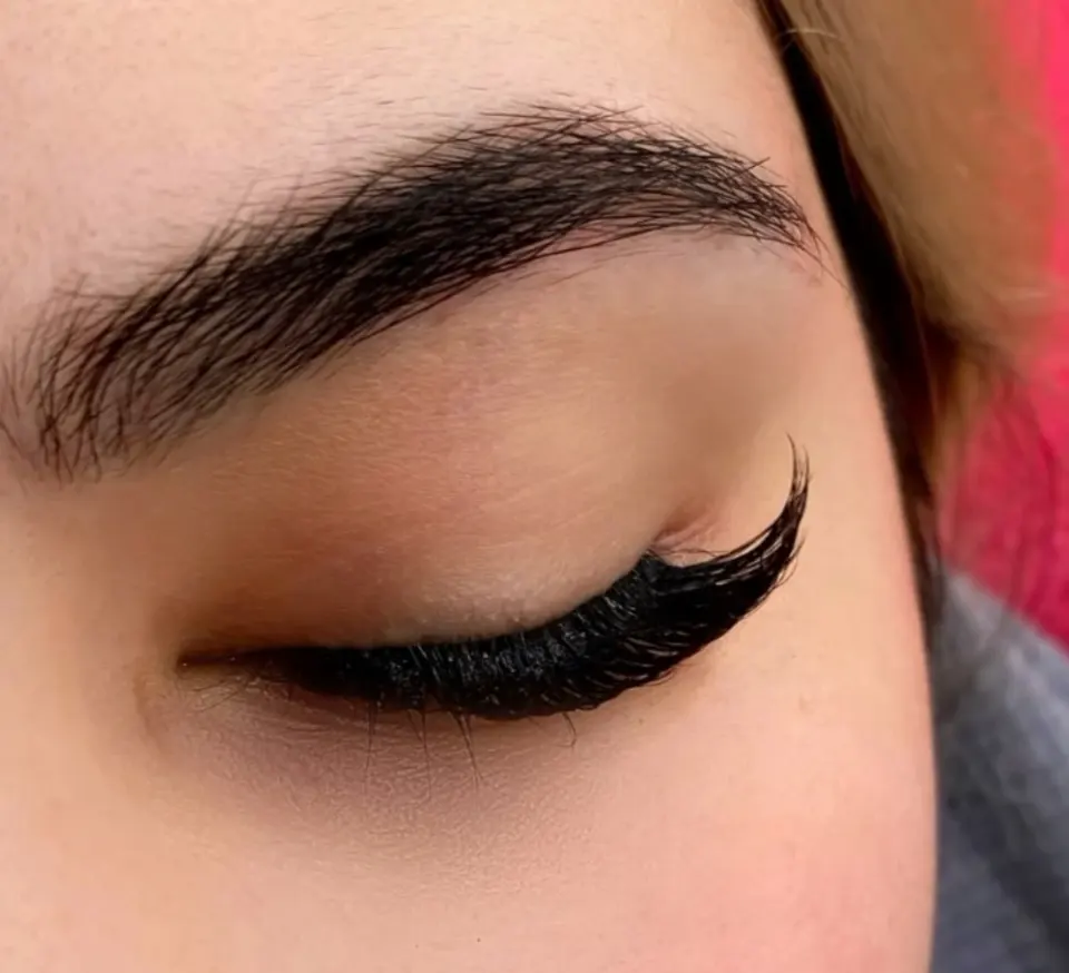 خدمات تخصصی کاشت مژه و لیفت ابرو اتنا