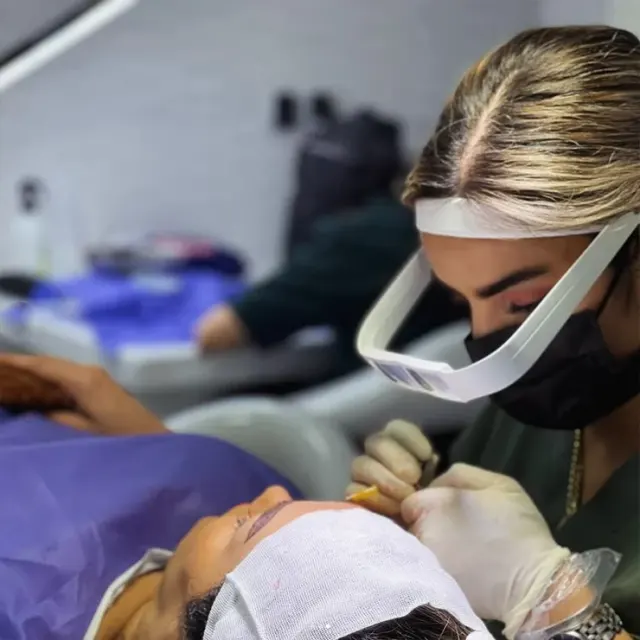 کلینیک کاشت ابرو و مو عزیزی در شیراز