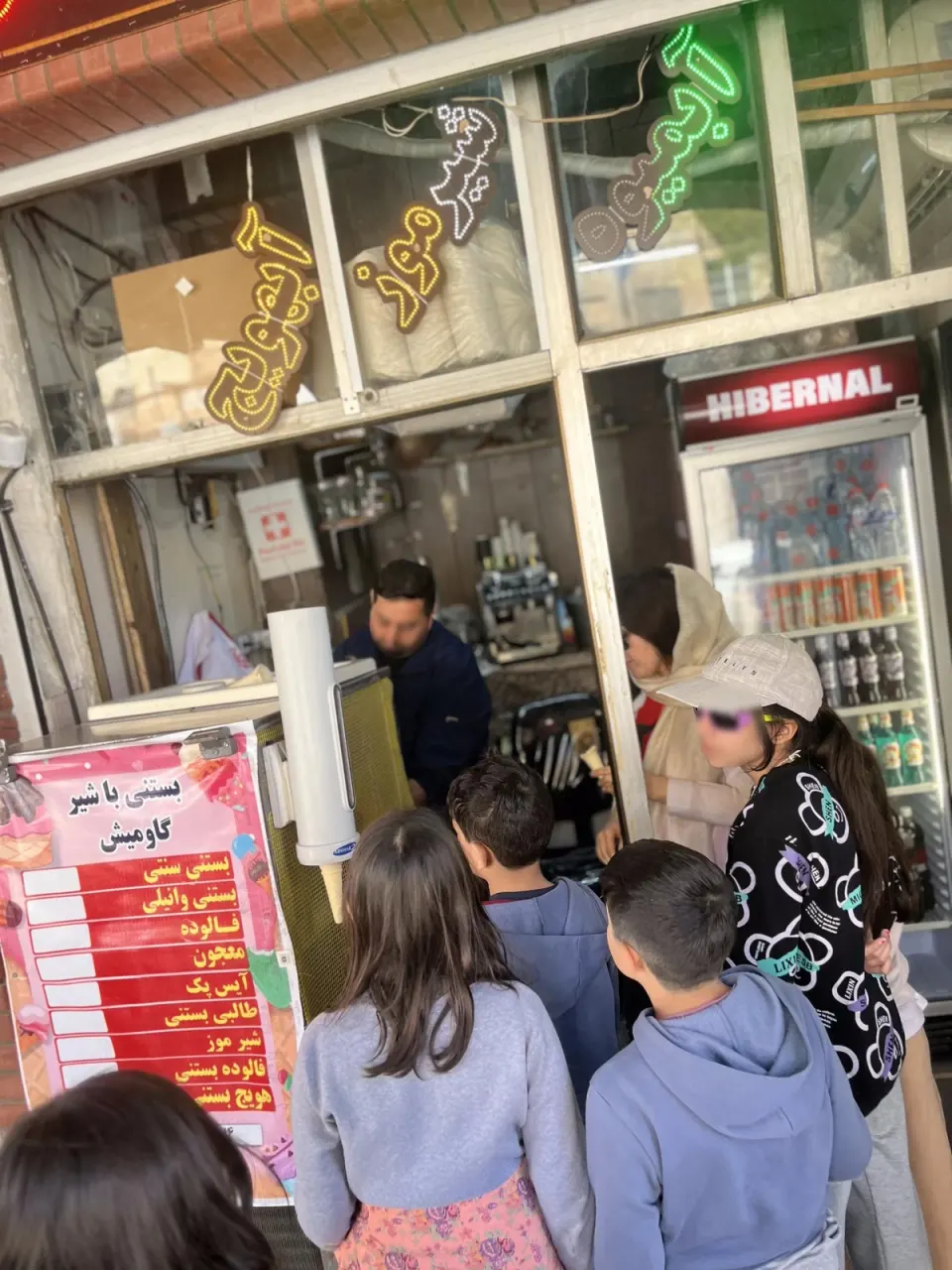 بستنی فروشی آبشار