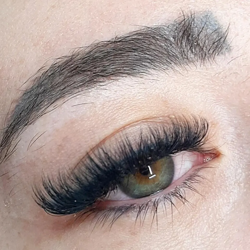 اکستنشن مژه و کاشت مژه و لیفت ریحانه استادمعین