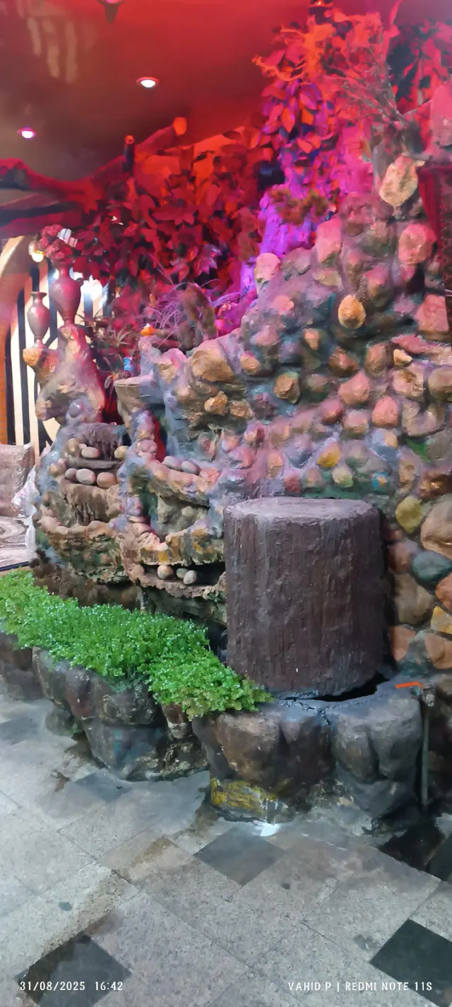 سفره خانه سنتی و قلیان سرا سیمرغ