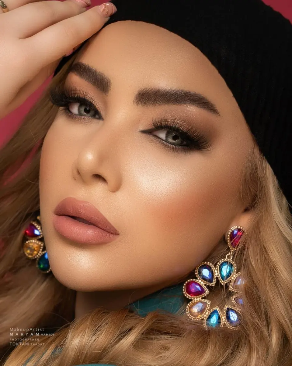 سالن زیبایی و عروس روبی رژ (سرخ گون)