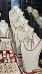 طلا فروشی جلالیان در محله قیام تهران