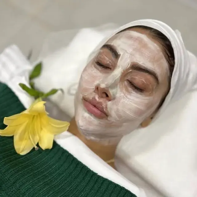 فیشیالیست آرزو نعیم آبادی