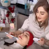الهام ناصری؛ بهترین مرکز پاکسازی پوست اصفهان