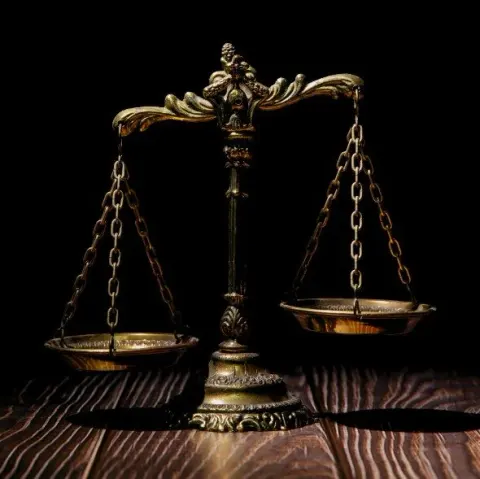 وکیل غزال فرجی