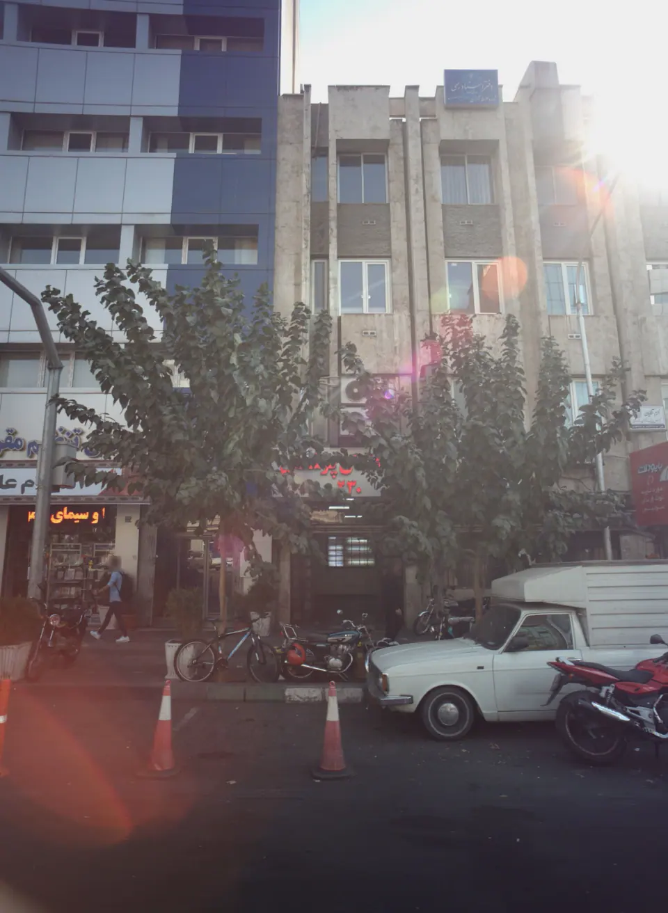 ساختمان پزشکان 230