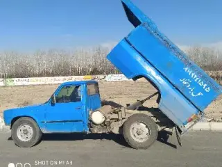 حمل نخاله توسط نیسان کمپرسی با کارگر