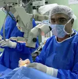 جراح و متخصص چشم پزشکی