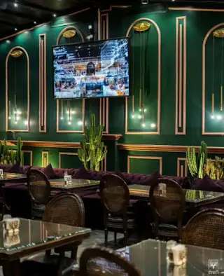 Roble Restaurant & Lounge