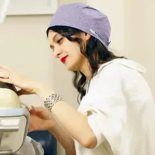 dr.farnaz.safakhah