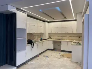 دکوراسیون خانه چوبی. کابینت، کناف، کاغذ دیواری ، طراحی دکوراسیون داخلی