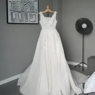 مزون عروس/طراح لباس