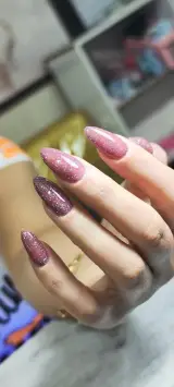 خدمات ناخن و مژه نیلگون