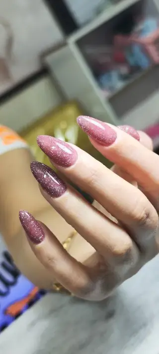 خدمات ناخن و مژه نیلگون