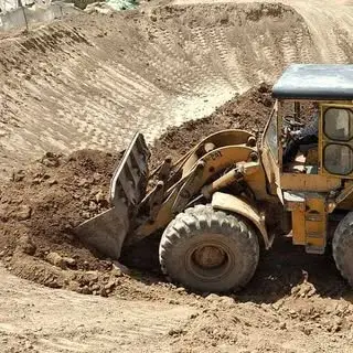 لودر و کامیون و بیل مکانیکی