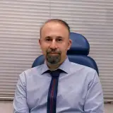 چشم پزشک .دکتر بابک صادقی