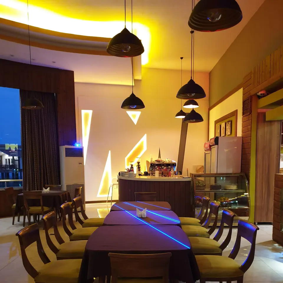Toranj Hotel Beach Cafe