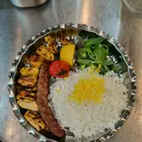تهیه غذای ملک آباد