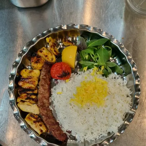 تهیه غذای ملک آباد
