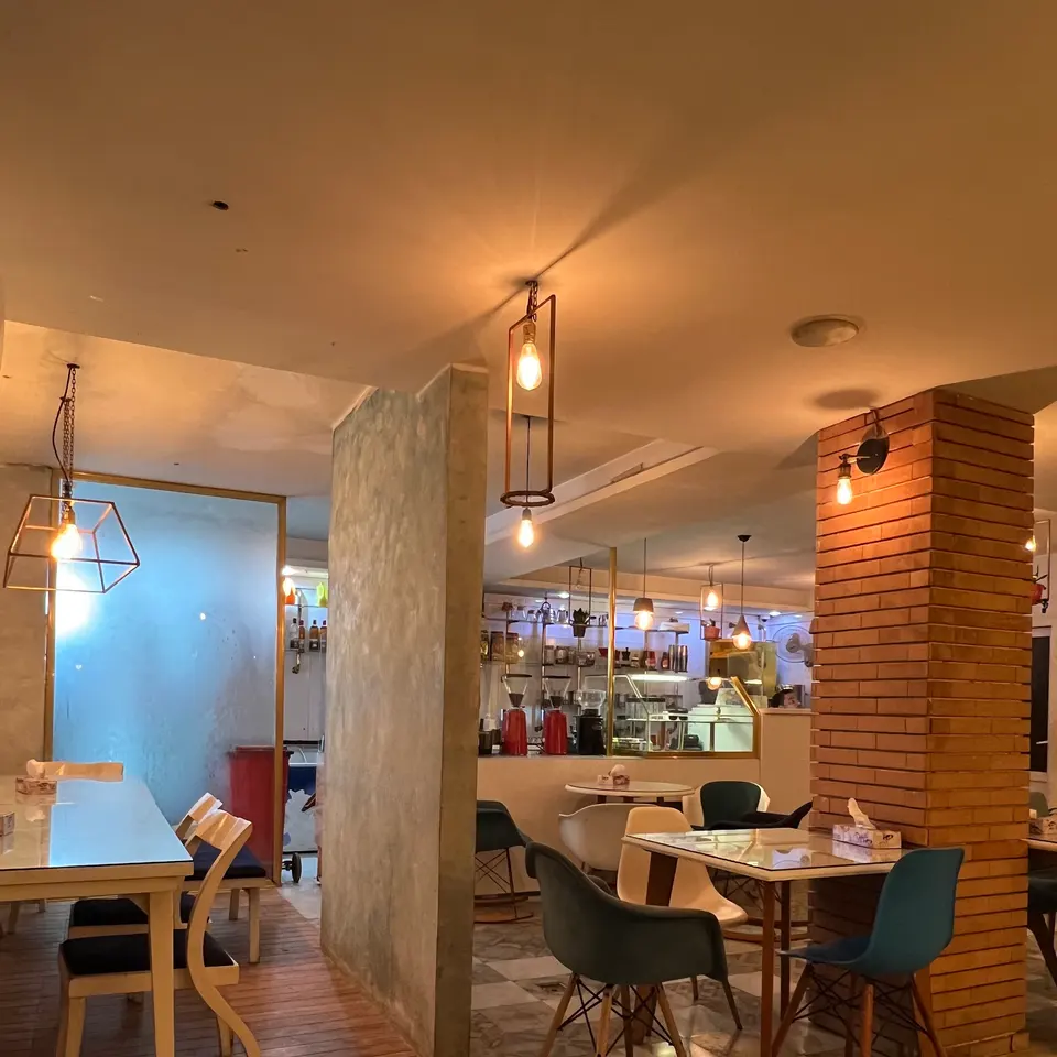Cafe Dolphin