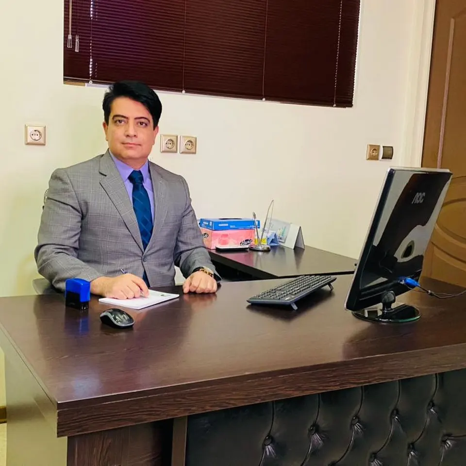 دکتر امیرجوانبخت متخصص پوست و مو