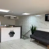 ساختمان کلینیک زیبایی پوست و کاشت مو مرداویچ