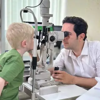 دکتر محمدرضا نیوشا | چشم پزشک
