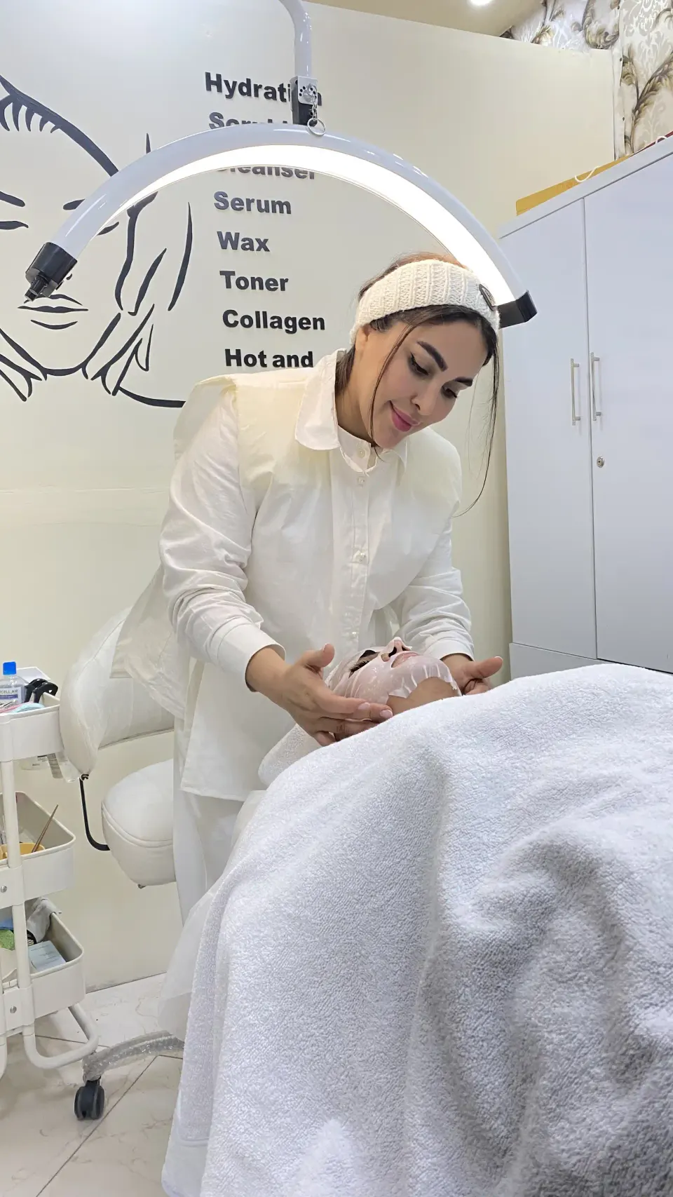 خدمات پاکسازی و درمانی پوست رویا