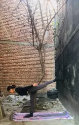 مربی یوگا ولی زاده