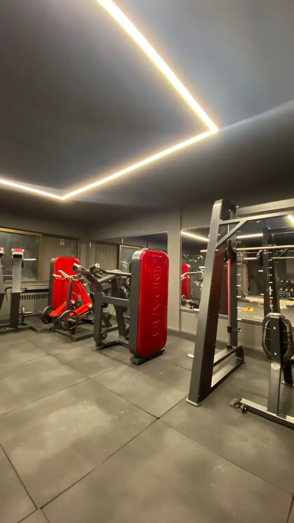 باشگاه بدنسازی قفس قرمز