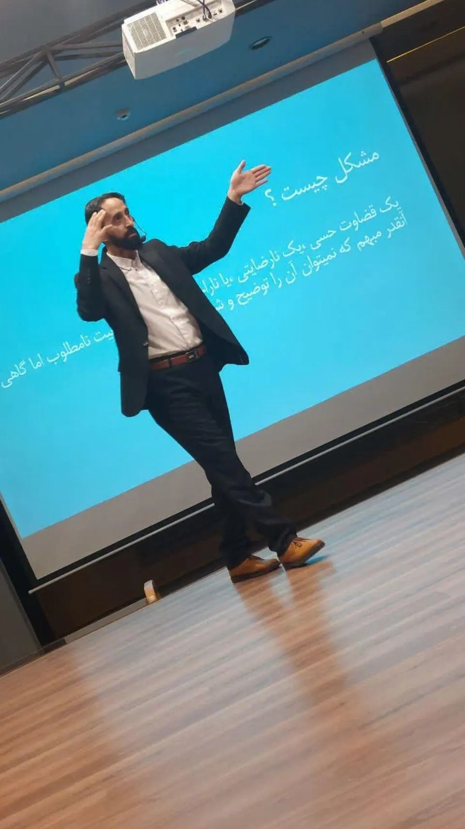 مرکز مدیریت کسب و کار ققنوس