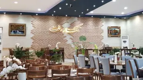 رستوران تک درخت