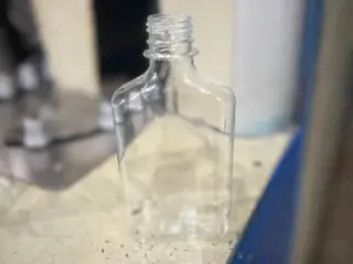 بطری شوینده و بطری نوشیدنی