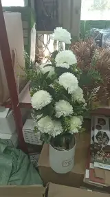 گل و درخت مصنوعی و تابلو جعفرنژاد