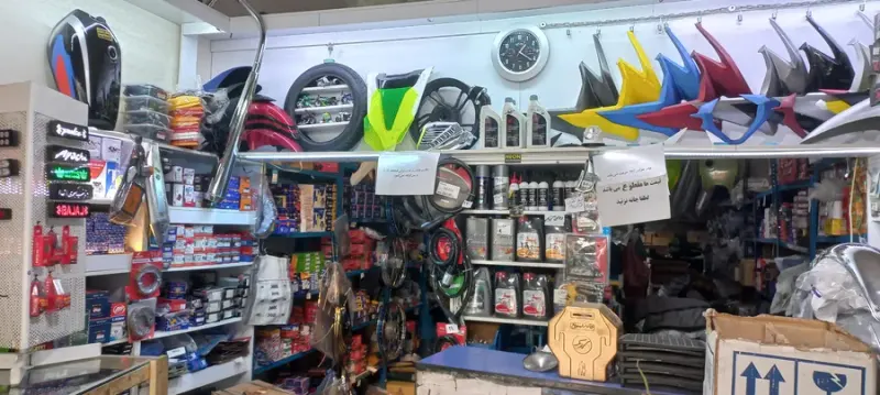 فروشگاه لوازم یدکی موتورسیکلت قرمز ۳