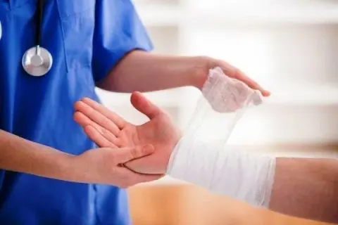 ویزیت پزشک و خدمات پرستاری