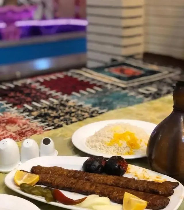 سفره خانه سنتی و کافه فست فود الماس شهر در زنجان