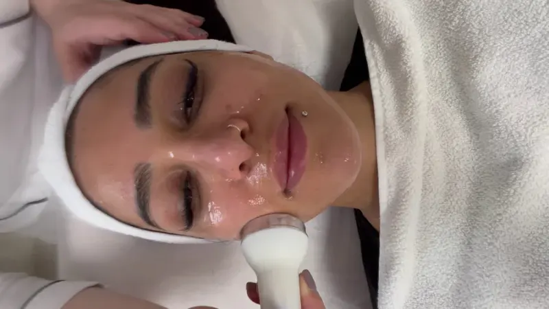 خدمات پاکسازی پوست صورت و سروماساژ آیلنا